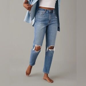 AMERICAN EAGLE OUTFITTERS AE Medium Wash Mom Jeans Ripped Knees | Size 12 Short